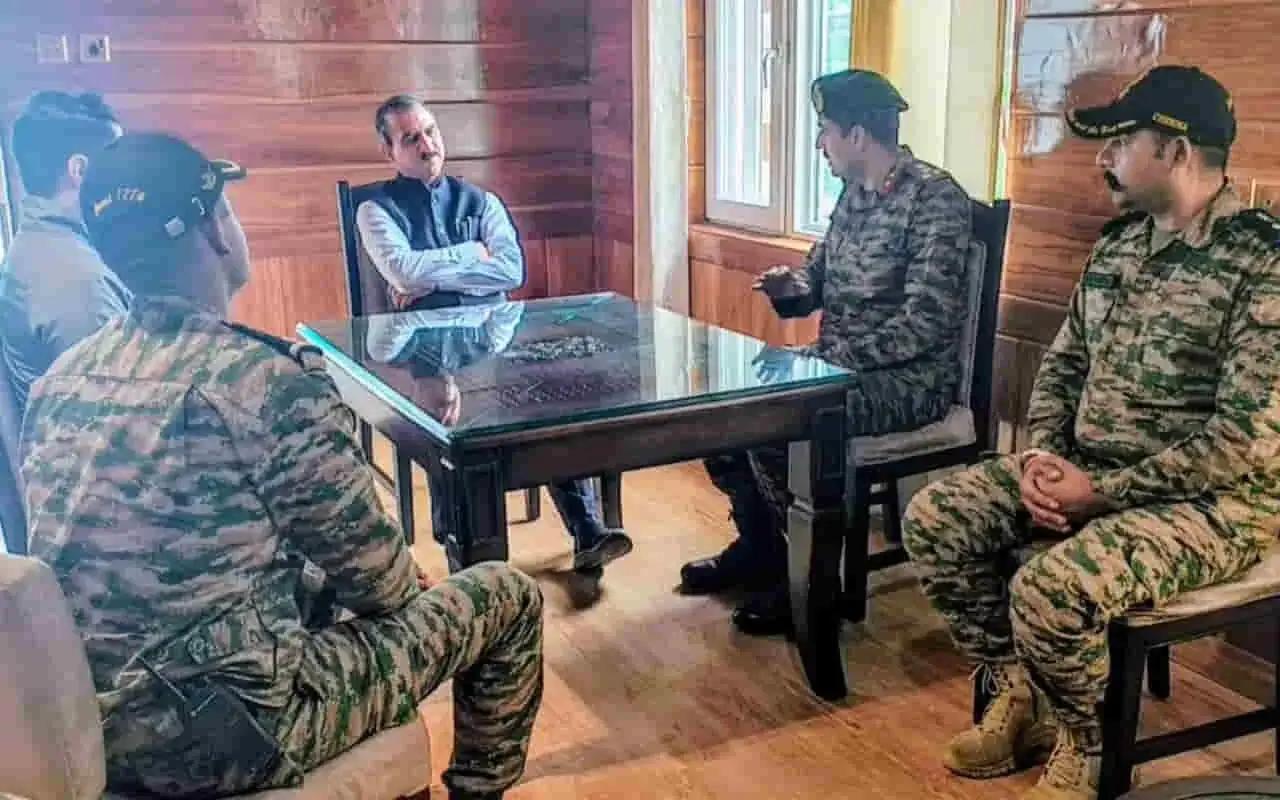 OP JAL RAHAT 2: हिमाचल से लेकर पूर्वोत्तर तक भारतीय सेना बनी 'मसीहा', बाढ़ में फंसी जिंदगियों के बीच उम्मीद बने जवान 4 OP Jal Rahat 2: Indian Army Emerges as Lifesaver from Himachal to Northeast, Rescuing Lives Amid Devastating Floods