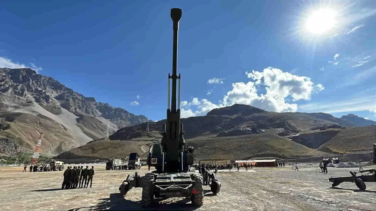 Dhanush Artillery Guns: 'स्वदेशी' फायरपावर से लैस हुई भारतीय सेना, LAC से LOC तक 'धनुष' का जलवा, कैसे देश ने बोफोर्स घोटाले से लिया सबक? 1 Dhanush Artillery Guns: From Bofors Legacy to Atmanirbhar Bharat