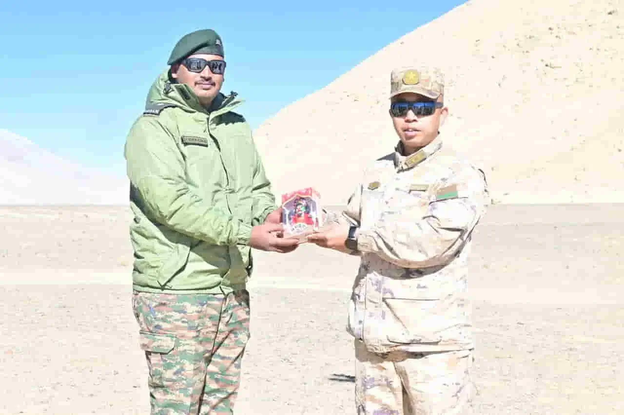 India China Sweets Exchange: स्वतंत्रता दिवस पर चीन को मिठाई, पाकिस्तान को ‘लाल आंख’, भारतीय सेना का सख्त संदेश 1 India-China Sweets Exchange on Independence Day Sweets for China, Stern Warning for Pakistan