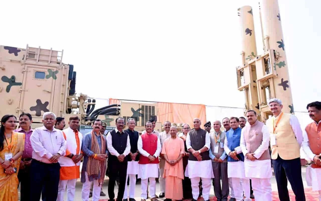 BrahMos Lucknow Facility: “मिसाइल कैपिटल” से रवाना हुआ ब्रह्मोस का पहला बैच, रक्षा मंत्री बोले– अब पाकिस्तान का हर इंच हमारी पहुंच में 1 Rajnath SinghSingh and CM Yogi flag off first batch of Lucknow-made BrahMos missiles